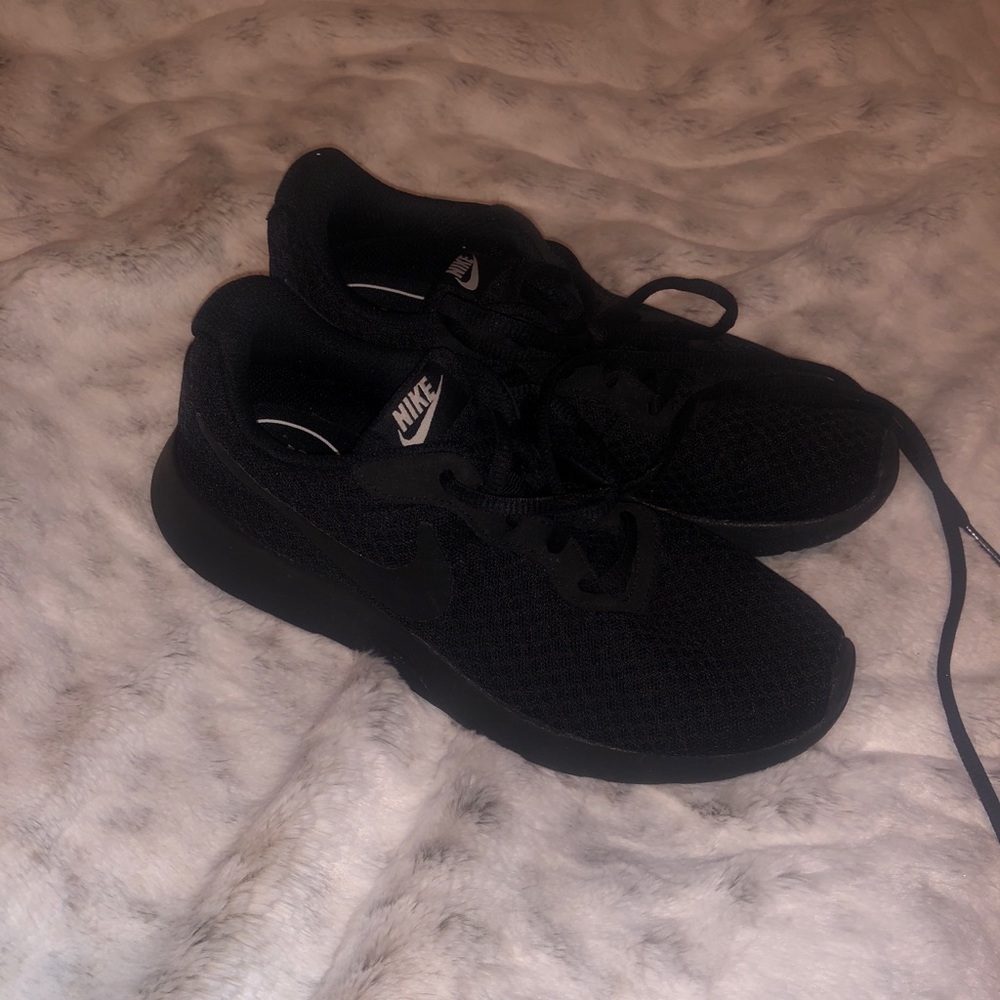 Black nikes like new